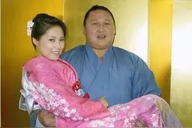 在日本不仅相扑手收入高，帮相扑手擦屁屁，也能年收入近百万图片