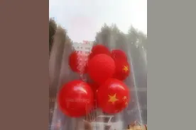 刚烤出来的蛋挞，像一个个小太阳，在初冬寒天里，暖了路人的心图片