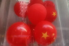 刚烤出来的蛋挞，像一个个小太阳，在初冬寒天里，暖了路人的心图片