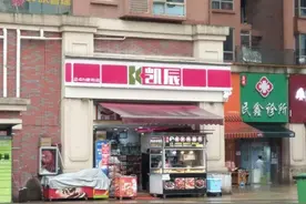 一个小时调包3980元香烟，男子买真烟退假烟，花果园2家商户上当图片