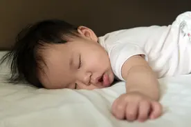老人说“孩子贪睡长得快”，是真的吗？做好三点孩子睡得好长得高图片