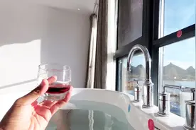 今天太阳好，去仙人洞村玩耍，回酒店一边泡浴一边品红酒视频封面