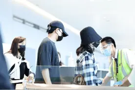 好甜！张杰送谢娜上班，二人十指紧扣秀恩爱，结婚10年仍如胶似漆图片