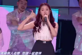 晚会女星​夸张造型：穿黑丝袜紧身皮裤，露肩又露腰，化烟熏妆图片
