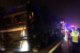 “坚持住，来！坐到我背上来。”雨夜凌晨的高速上，消防员轮流“以背当椅”支撑被困驾驶员两个小时！图片
