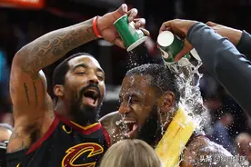 16年骑士夺冠詹姆斯游行演讲，疯狂调侃JR，他就是夺冠拼图图片