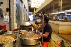 单亲妈市场卖肉粽30年养一家四口，希望我多赚一点，减轻妈妈负担图片