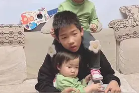 9岁儿子要求妈妈生二胎，不想一胎得俩妹妹，儿子一脸生无可恋图片