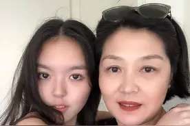 李咏18岁女儿真早熟，性感吊带眼神迷离，爱穿露脐装自拍秀身材图片
