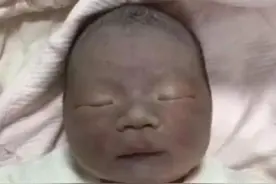 90后宝妈产下“黑脸”宝宝，皮肤黝黑如“包公”，90天后成功逆袭图片