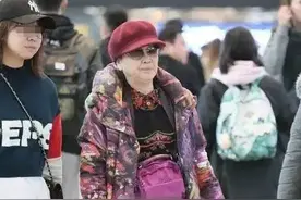 76岁李谷一时髦亮相，花棉袄戴红帽超减龄，被夸比赵雅芝都耐老图片