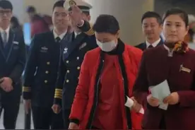 宋祖英气质不是盖的，“土味”棉衣配小脚裤好洋气，高级又时髦图片