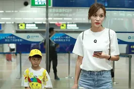 叶一茜现身机场，牛仔破洞裤烂得没一块好地方，网友：辣妈真敢穿图片
