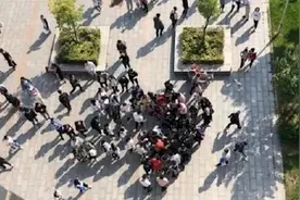 太原学院楼体墙砖脱落，砸倒一名大一新生视频封面