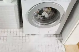 洗衣机排水管别直插地漏，我家没听劝差点把洗衣机毁了，太坑了图片