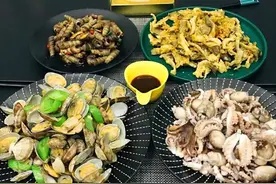 青岛小两口的七夕晚餐，在朋友圈火了，网友：太虐，单身狗伤不起图片