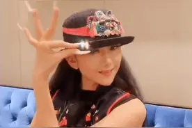 杨丽萍瘦出尖下巴，连美颜都难掩干瘪皱纹，就别再掩饰老态了图片