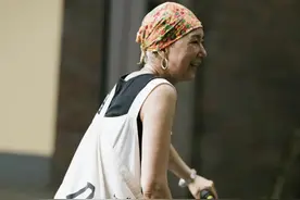 上海老太亮相街头，穿背带裤扎头巾真有腔调，中国奶奶也能这么酷图片