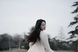 不论经历了什么，愿你我守得住本心，耐得住冷暖，尝尽世间百般苦后，能释怀所有，相信一切都会过去的图片