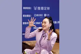 钟丽缇真不畏惧年龄，穿紫色套装配哪吒头，眼角有皱纹也耐看图片