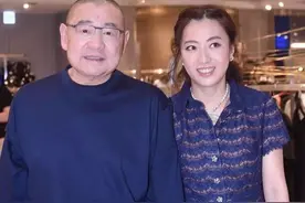 刘銮雄女儿晒香港豪宅，大门都用红木，还有超大露天游泳池图片