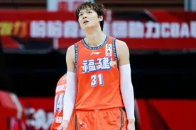 稍显意外！王哲林担任队长，可兰打破离队传言，李春江摒弃3嫡系图片