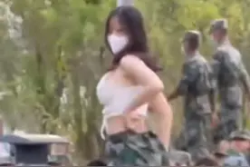 安徽某高校军训，美女穿“白衣热舞”惹争议：都这么开放？图片