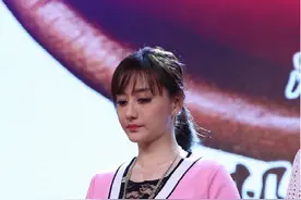 陈德容真是太显嫩了，身上短裙粉嫩吸睛，长相还是一副学生样图片