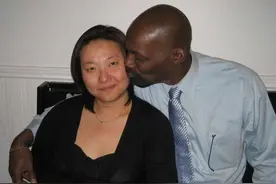 黑人拳王娶中国白富美，回国探亲时，又娶了一个黑人老婆图片