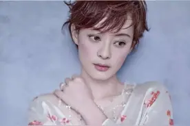 为什么说孙俪心机重？十年前给赵薇伴舞时，一个小动作足以见得图片