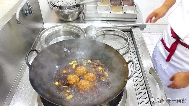 厨师长分享狮子头的做法，不变形又能熟透的技巧，年夜饭做一盘