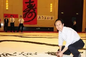拿扫把书写39米书法作品，获得吉尼斯世界纪录！网友：哗众取宠图片