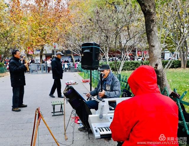 高手在民间，演出自娱自乐，洛阳周王城广场民间曲艺乐园