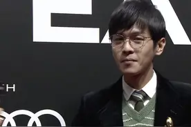 男星红毯千奇百怪：杨洋穿深V，陈飞宇油腻，蔡徐坤顶白色鸡窝头图片