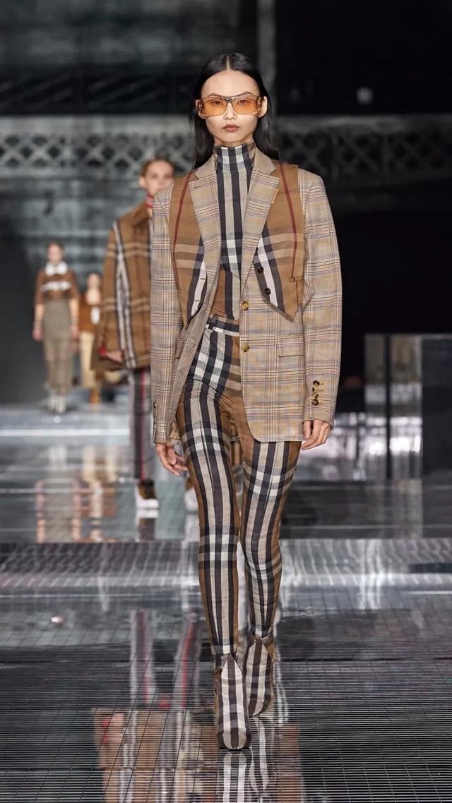 女明星秋季撞衫的第一件单品,我再也不说它鸡肋了