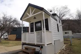 9㎡也能住得自在？这所微型房不仅有壁炉和谷仓门，还养了两条狗图片