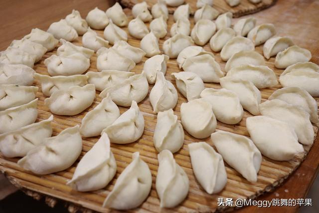 这菜好多人只知道炒着吃，却不知做馅包饺子才叫鲜，韭菜都靠边站