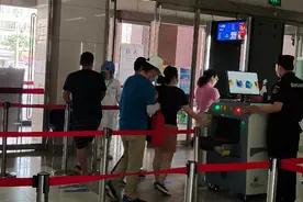 看病先安检，真的来了！本端记者直击医院安检图片