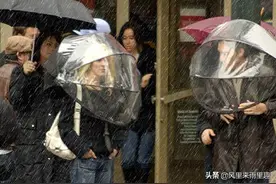 大叔耗费6年时间，发明不用手拿的雨伞，雨天彻底解放双手图片