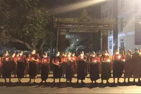 缅甸仰光僧人夜间走上街头，为在示威中丧生的人祈福诵经图片