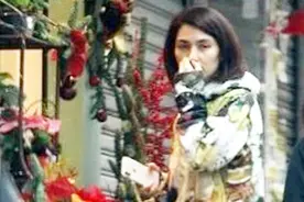 洪欣素颜现身当众抠鼻子 独自逛街面容略显憔悴视频封面