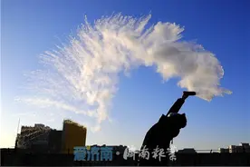 极寒天气，来和记者一起体验泼水“成冰”图片