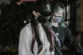 35岁杨幂现身青岛，与助理逛街好清闲，工作太忙没时间陪女儿图片