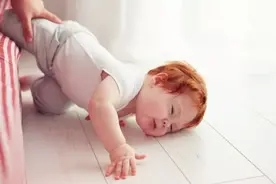 孩子摔下床大哭，立即“抱起来”没用还危险，聪明妈妈这样做图片