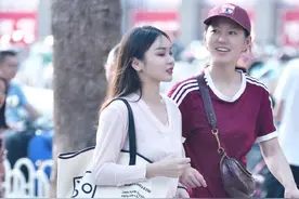 夏日选择减龄的短裤装，清凉舒适又耐看，让造型充满青春活力感图片