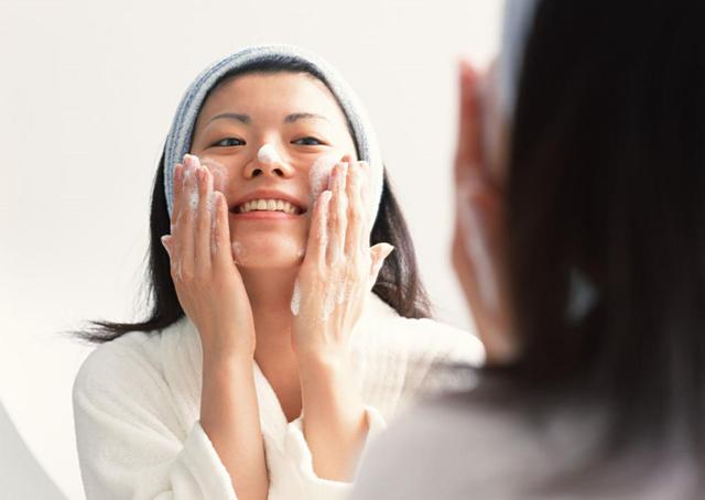 氨基酸洗面奶为什么那么受欢迎？因为男女老少敏感肌都适用