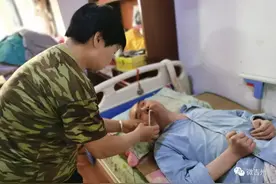 终身未嫁，照顾瘫痪弟弟30余年！快为她点赞！图片