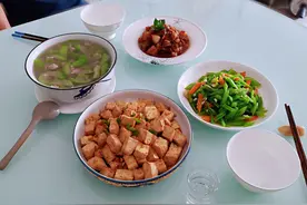 两口子起早去买肉，回家做了一桌菜，喝口小酒，先生说：太丰盛了图片