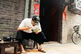 谢霆锋现身北京胡同，穿拖鞋吃炸酱面，红烧肉下饭颜值在线图片