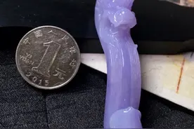 细糯种紫罗兰龙勾挂件翡翠图片